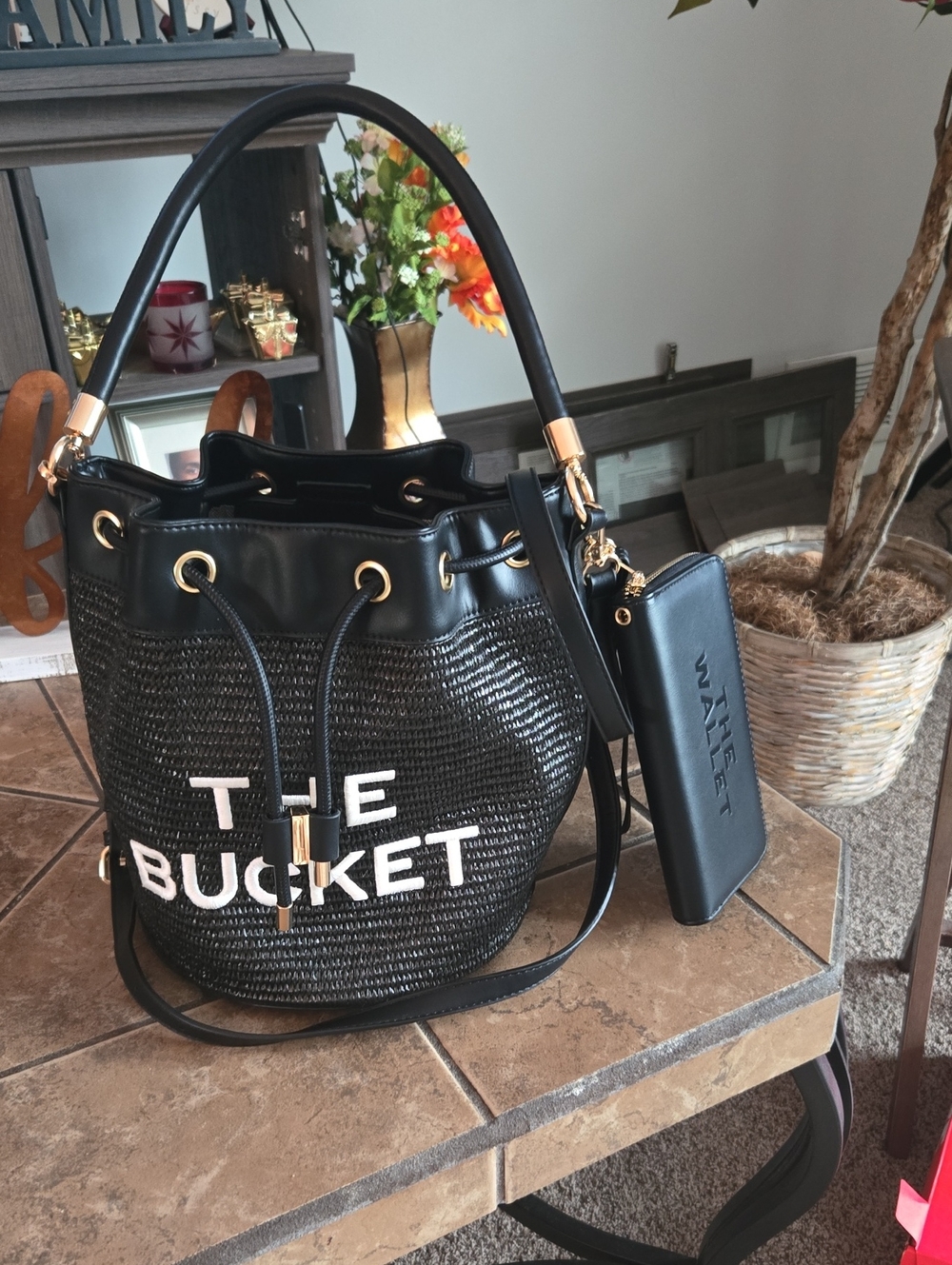 🌟Black "The Bucket" Women's Drawstring Tote Bag With Wallet🖤NEW
